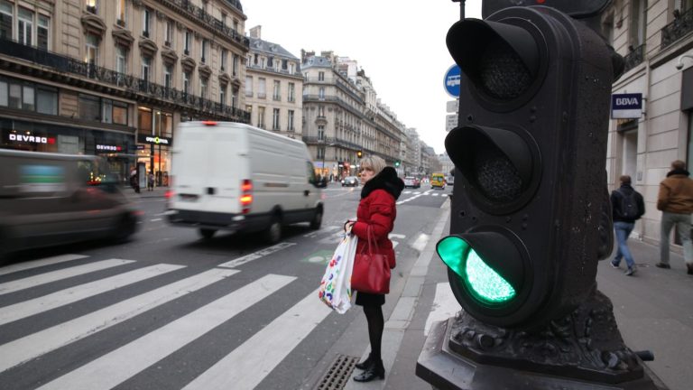 researchers propose implementing four-color traffic lights