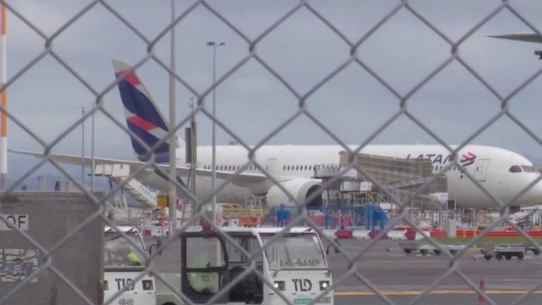 several Boeing passengers thrown to the ceiling during a flight