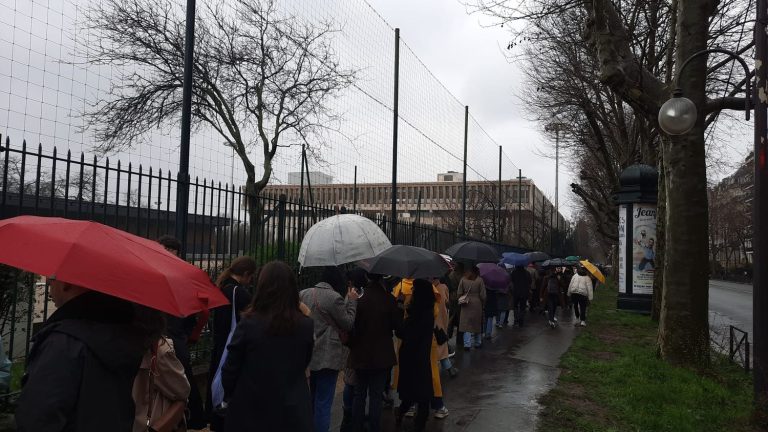 several hundred people gathered in front of the embassy in Paris, a demonstration at the Trocadéro