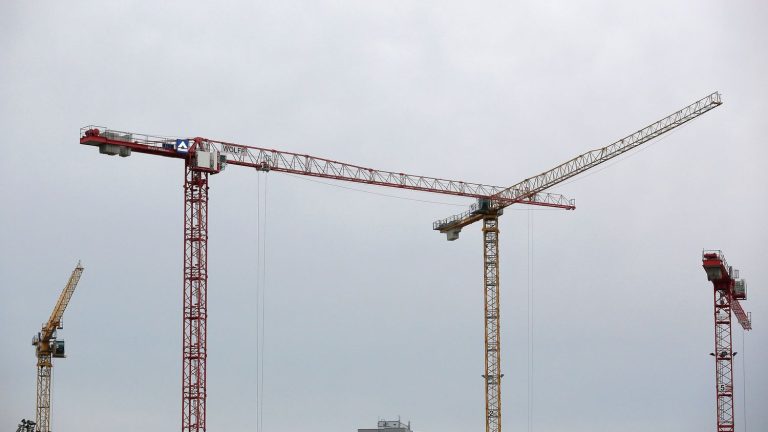 the Federation of Real Estate Developers fears 300,000 job cuts within a year and a half