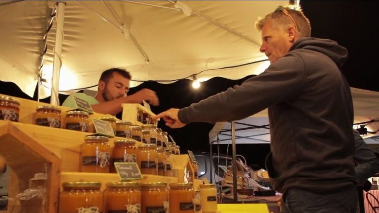 the La Rochelle night market, a moment of sharing with traders