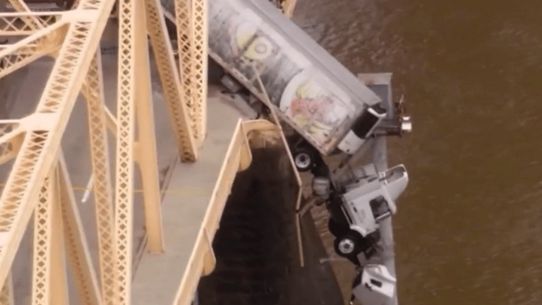 the driver of a truck suspended above the void saved in Kentucky