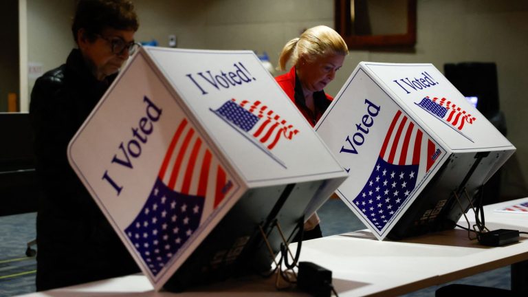 the first polling stations opened for “Super Tuesday”, a key day of the Republican and Democratic primaries