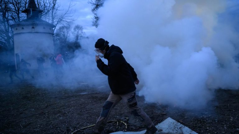 the gendarmes disperse demonstrators who came to supply opponents of the project