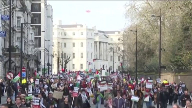 thousands of people demonstrated in support of Gaza on the streets of London