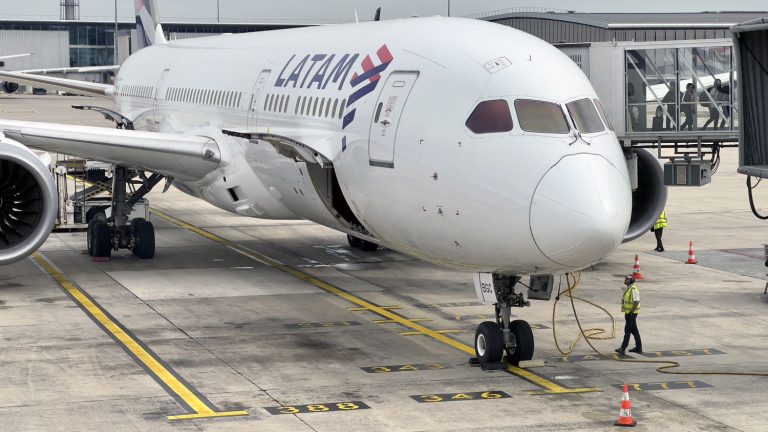 twelve passengers of a Latam Boeing injured and hospitalized after an air gap