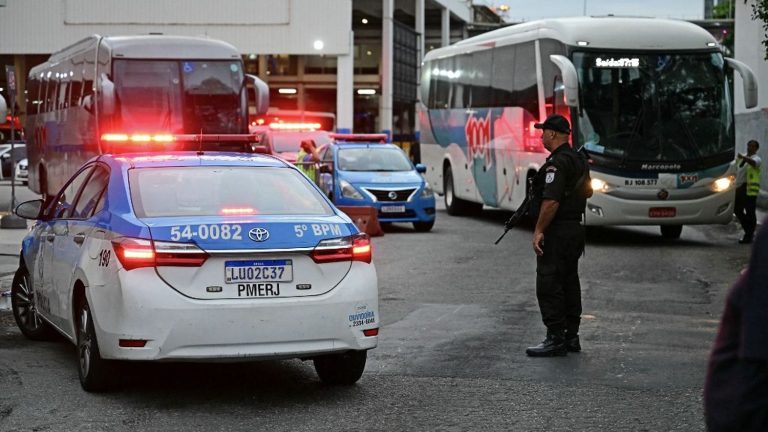 two people injured in hostage taking at Rio bus station