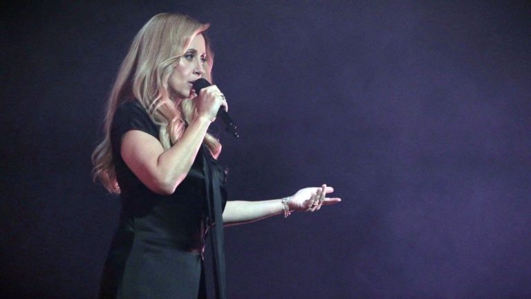 victim of an “accident”, Lara Fabian crashes the show