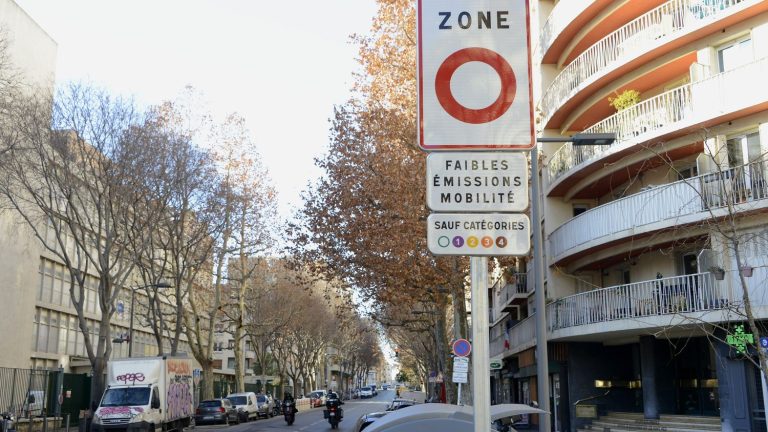 where is the implementation of ZFEs in French metropolises?