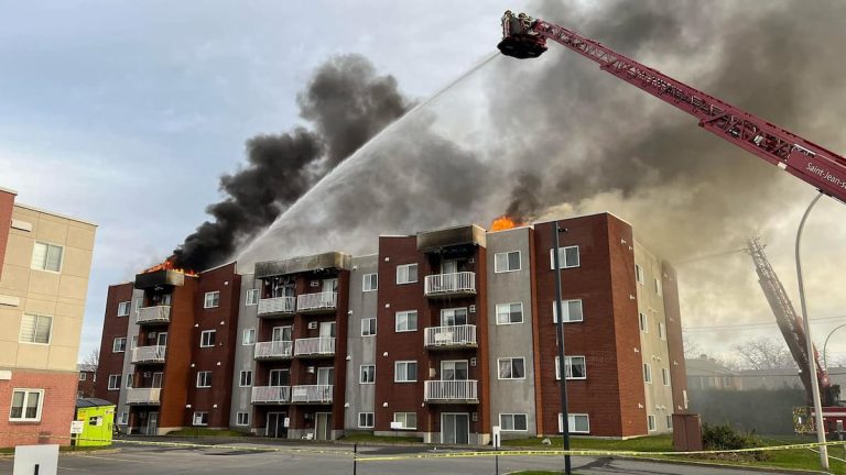 A fire devastates a 32-unit building in Saint-Jean-sur-Richelieu