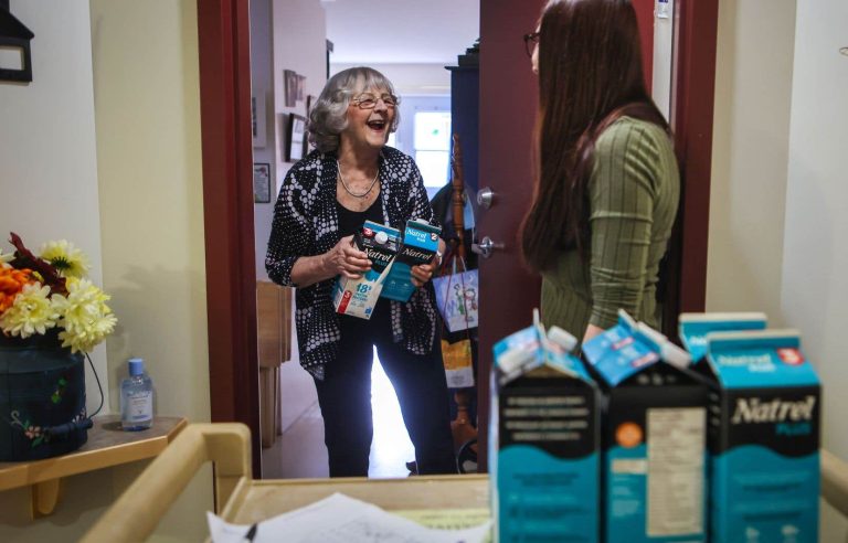 A pilot project offers milk and vitamins to seniors