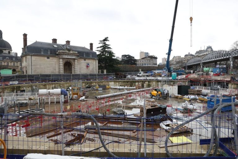 A tribute so as not to forget Amara Dioumassy, ​​51 years old, worker who died on the Austerlitz basin construction site