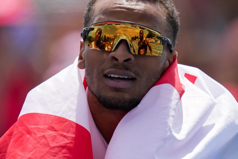 Andre De Grasse begins his outdoor season with victory in the 200m