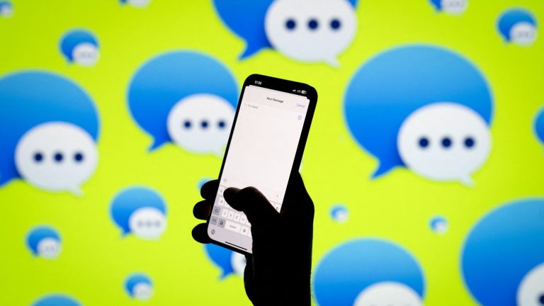 Apple company sued over color of text messages