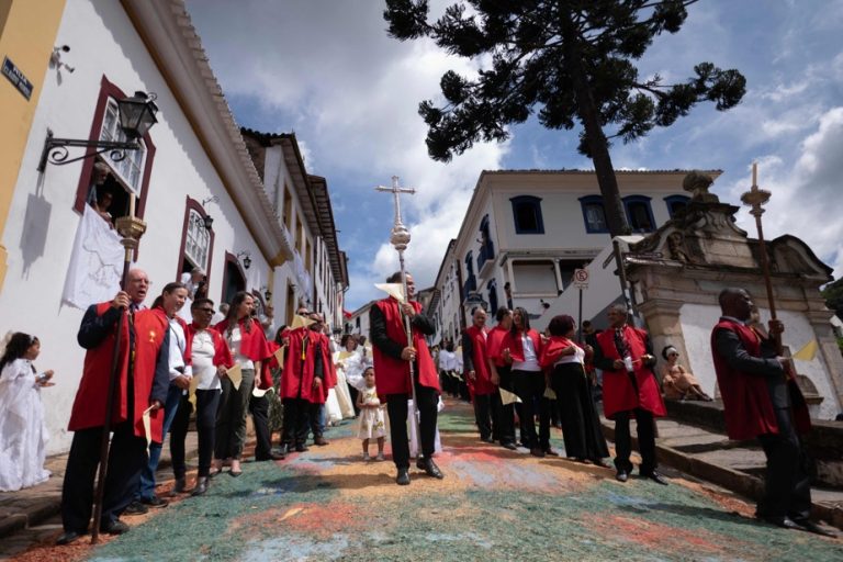 Brazil |  Bus crashes into Easter procession, killing at least four