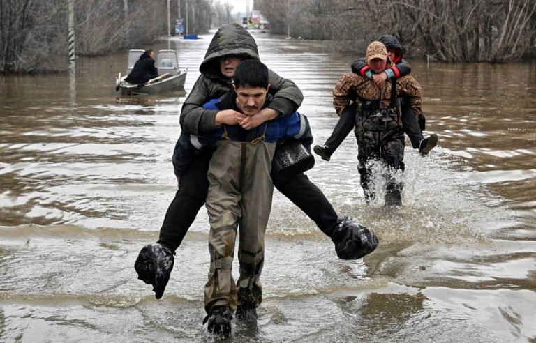 Continued massive flooding in Russia, 10,000 buildings affected