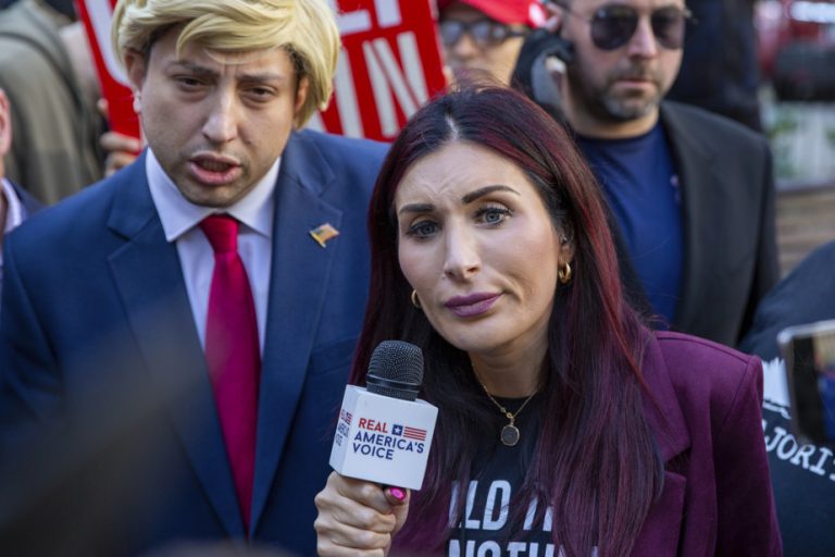 Decryption |  Laura Loomer: the Trumpist passionaria