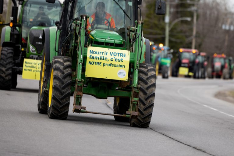 Demonstration of agricultural producers from Montérégie |  Tractors leave fields for parking