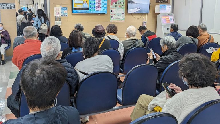 Doctors see up to 60 patients per half day in Taiwan