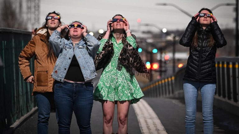 [EN IMAGES] Quebec gathered to watch the eclipse