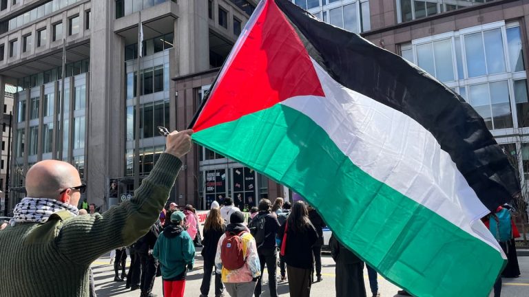 [EN IMAGES] Scotiabank occupied by pro-Palestinian demonstrators in Montreal