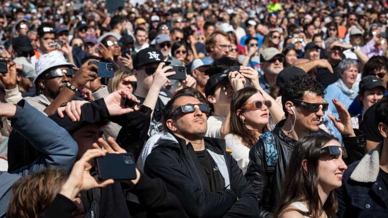 [EN IMAGES] Total solar eclipse: 100,000 people amazed at Parc Jean-Drapeau