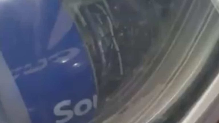 [EN VIDÉO] The engine cover of a Boeing 737 tears off in mid-flight