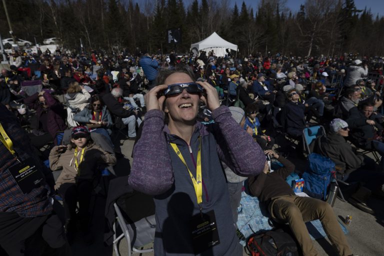 Eclipse at Mont-Mégantic |  And suddenly the clamor