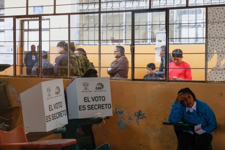 Ecuadorians vote in favor of toughening the fight against gangs