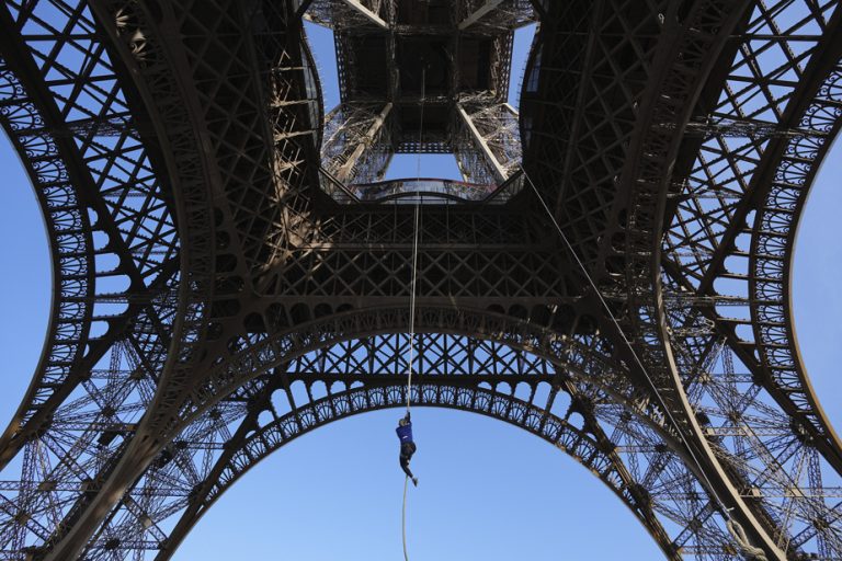 Eiffel Tower |  French athlete breaks world record for rope climbing