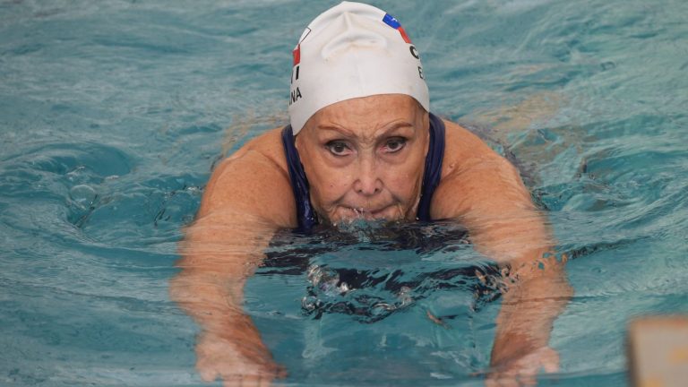 Eliana Busch, the tireless Chilean swimmer, wins new medals at almost 90 years old