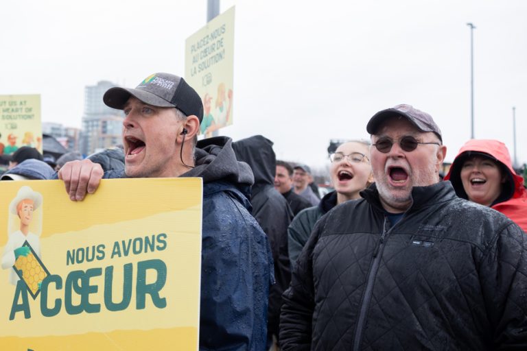 Exasperated farmers demonstrate in Laval