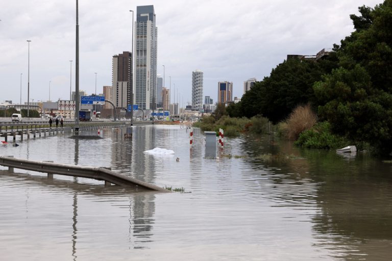 “Exceptional” storm in Dubai, the airport diverts part of the flights