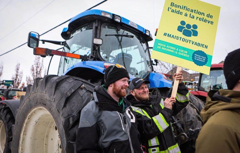 Farmers from Montérégie demonstrate their fed up from their tractors