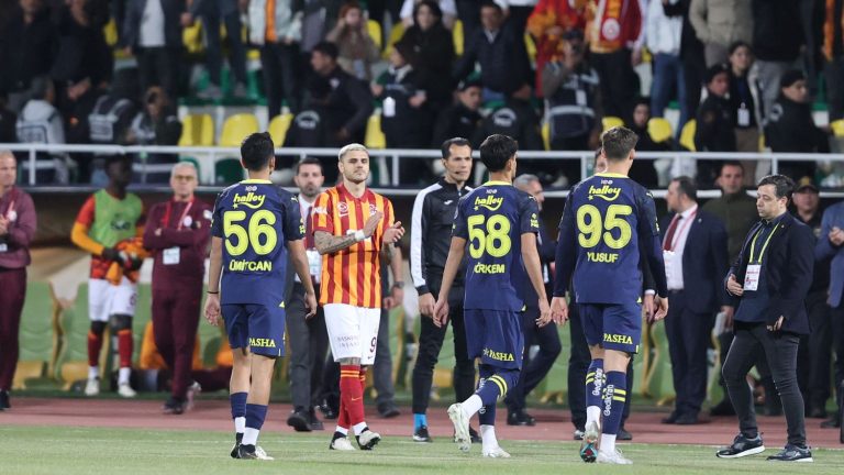 Fenerbahçe sends off its U19 team and leaves the pitch after less than a minute of play against Galatasaray