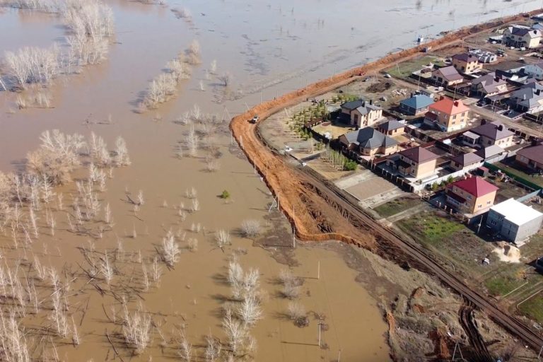 Floods: Vladimir Putin calls on residents to evacuate