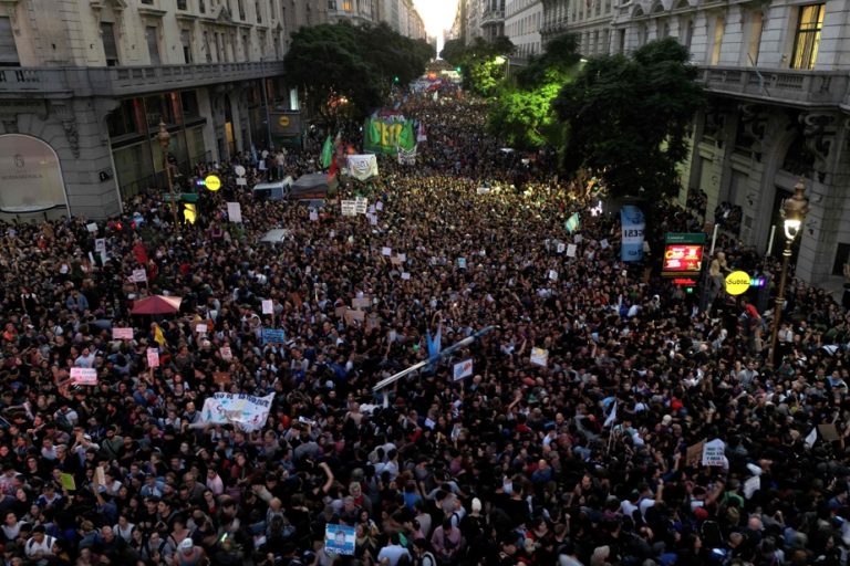 Hundreds of thousands of Argentines take to the streets to defend the public university