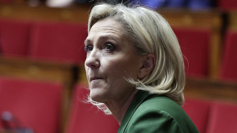 “I find that authority goes to Gabriel Attal like an apron to a cow”, tackles Marine Le Pen