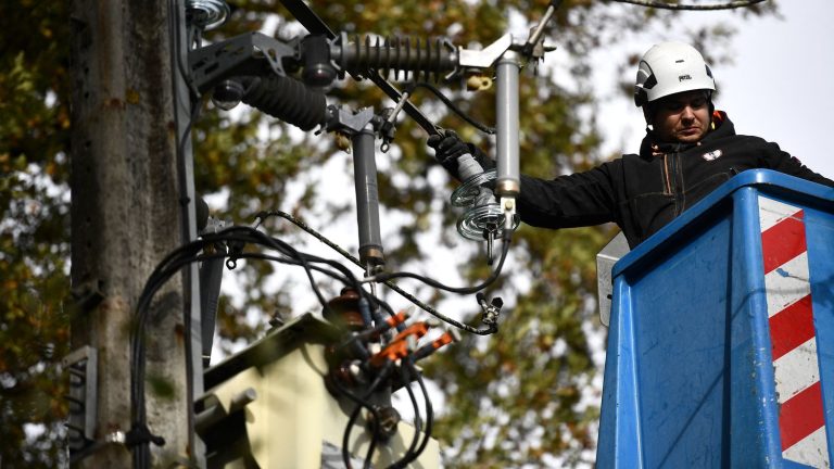 5,700 homes still without electricity in the South-West due to violent winds