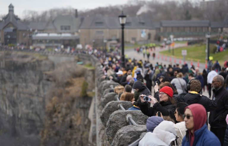 In Niagara Falls, a million tourists are expected to see the eclipse