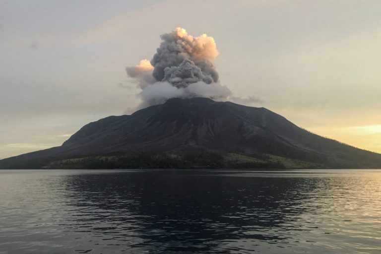 Indonesia |  The threat from Mount Ruang persists after several eruptions