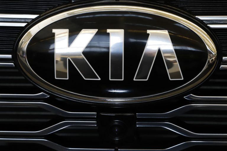 Kia emphasizes hybrid models