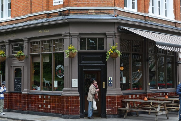 London |  Black Dog pub becomes a place of pilgrimage for Taylor Swift fans