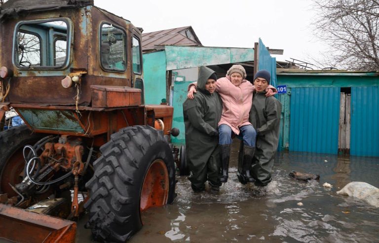 Major floods in Russia and Kazakhstan, cities threatened