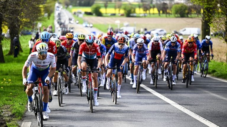 Mathieu van der Poel and his team toughen up the race in the first cobbled sectors… Follow the Hell of the North