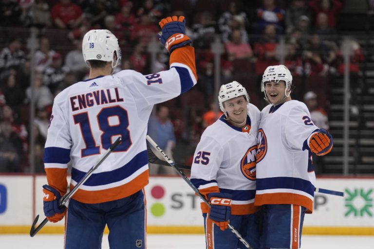 Monday in the NHL |  Islanders top Devils 4-1 to make playoffs