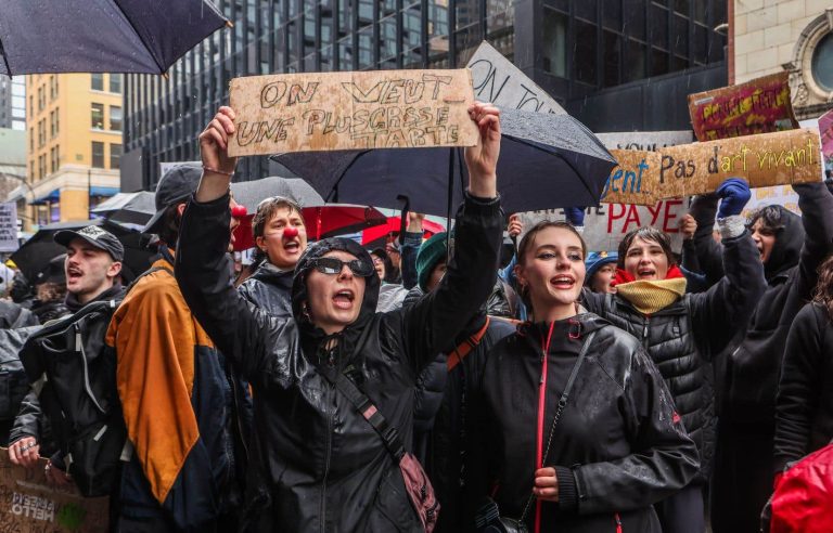 More than 200 artists demonstrate in front of the offices of Minister Mathieu Lacombe