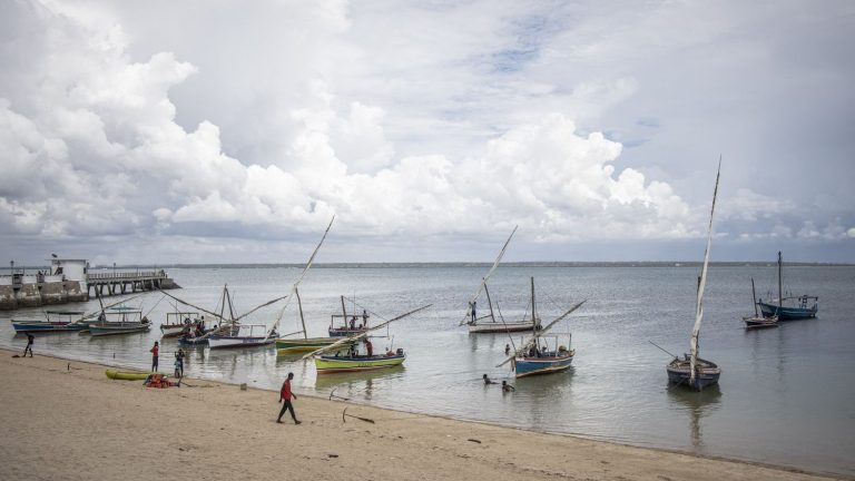 More than 90 dead in shipwreck off Mozambique, local authorities say