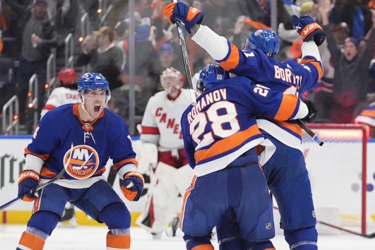 NHL playoffs |  Barzal plays hero in second overtime and Islanders stay alive