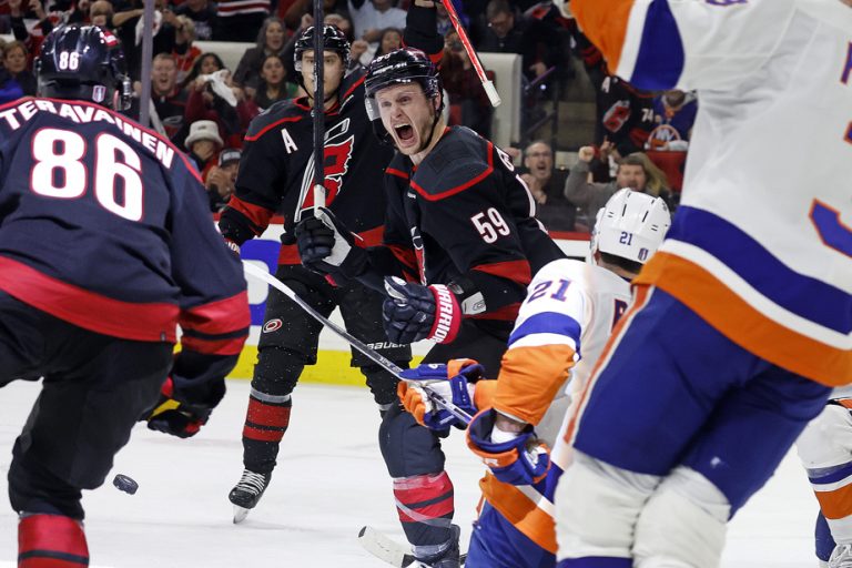 NHL playoffs |  Islanders blow 3-0 lead, lose a second time